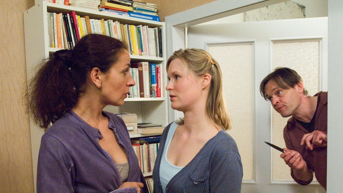 Aus dem gemeinsamen Abend von Tanja (Sybille Waury) und Suzanne (Susanne Evers, links) wird nichts: Wedekamp (Axel Buchholz) hat sich kurzerhand selbst eingeladen, um noch mit Suzanne zu arbeiten.
