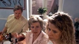 Aus Mangel an Beweisen: Helga (Marie-Luise Marjan), Nina und Wöhrl können nichts gegen Sascha unternehmen.