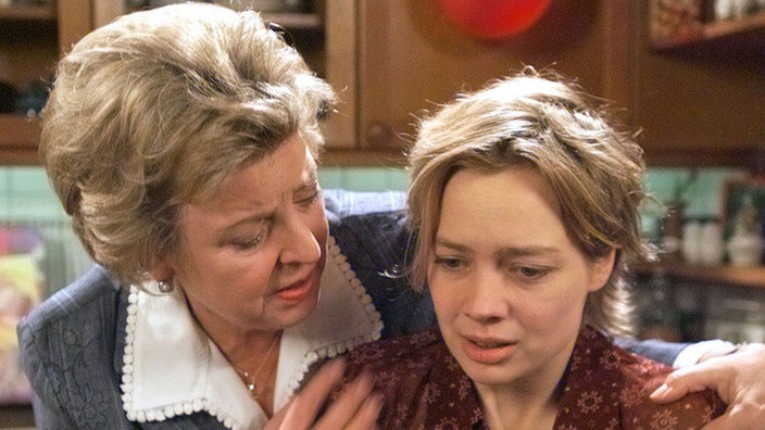 Ausgerechnet an Leas Geburtstag krümmt sich Maja (Christine Stienemeier, rechts) vor Schmerzen. Helga (Marie-Luise Marjan) muss den Arzt rufen.