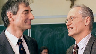 Ausgerechnet Hein (Harald Redmer, links), Hans Beimers ungeliebter Ex-Chef, ist ihm als Wahlleiter zugeteilt worden. Seiner demokratischen Pflicht als Wahlhelfer sieht Hans (Joachim Hermann Luger) deshalb mit gemischten Gefühlen entgegen.