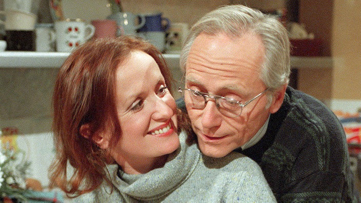 Backe, backe Kuchen: Hans (Joachim Hermann Luger) und Anna (Irene Fischer) bei den Vorbereitungen für's Fest. Noch ahnen sie nichts von der schlimmen Nachricht.