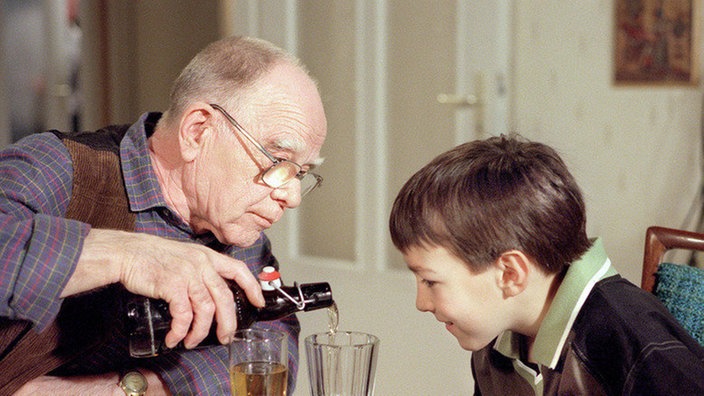 Backhaus schenkt Tom Bier ins Glas ein