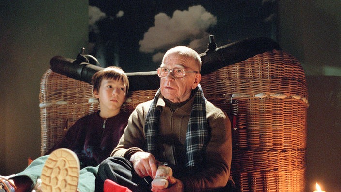 Backhaus und Tom sitzen zusammen