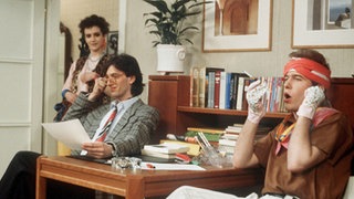 Beate Flöter (Susanne Gannott) amüsiert sich über ihren Bruder Carsten (Georg Uecker, rechts) und dessen Freund Gert Weinbauer (Günter Barton).