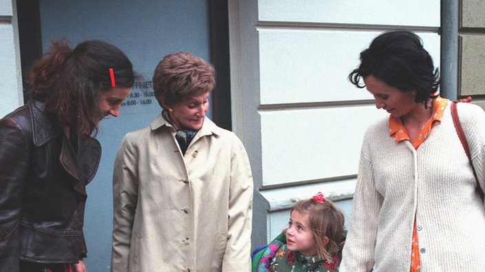 Beate (Susanne Gannott, links), Rosi (Margret van Munster) und Urszula (Anna Nowak, rechts) treffen sich auf der Straße.