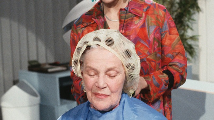 Beate (Susanne Gannott, rechts) und Else (Annemarie Wendl) kommen im Friseursalon ins Gespräch.