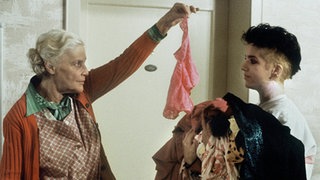 Beate (Susanne Gannott, rechts) zieht vom Keller in die Beimer Wohnung. Else (Annemarie Wendl) findet ihre Dessous "unmoralisch".