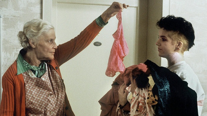 Beate (Susanne Gannott, rechts) zieht vom Keller in die Beimer Wohnung. Else (Annemarie Wendl) findet ihre Dessous "unmoralisch".