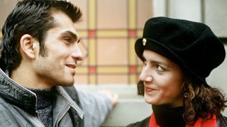 Beate (Susanne Gannott) und Vasily (Hermes Hodolides) scheinen sich wieder näher zu kommen.