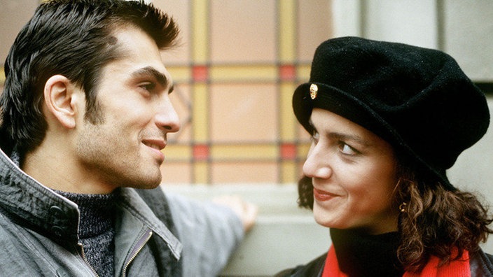 Beate (Susanne Gannott) und Vasily (Hermes Hodolides) scheinen sich wieder näher zu kommen.