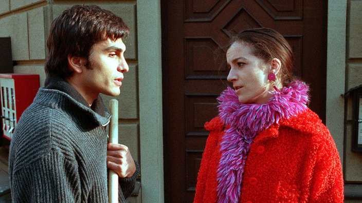 Beate (Susanne Gannott) weist Vasily (Hermes Hodolides) ab.