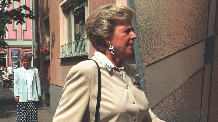 Begegnung der doppelten Art: Um ein Haar wäre Helga Beimer (Marie-Luise Marjan, rechts) Frau Godemann (Hanni Rappard) in die Arme gelaufen.