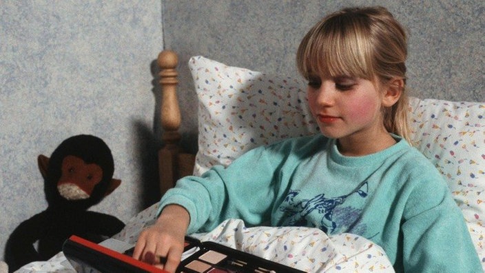 Begeistert malt sich Lisa (Sontje Peplow) mit dem neuen Schminkkasten an.
