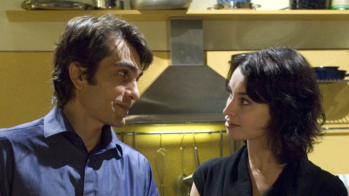 Bei der Vorbereitung für die Weihnachtsfeier im „Akropolis“ kommen sich Angelina (Daniela Bette) und Vasily (Hermes Hodolides) näher.