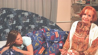 Bei Enkelin Julia (Tanja Schmitz, links) versteckt sich Amélie (Anna Teluren) vor Priesnitz.