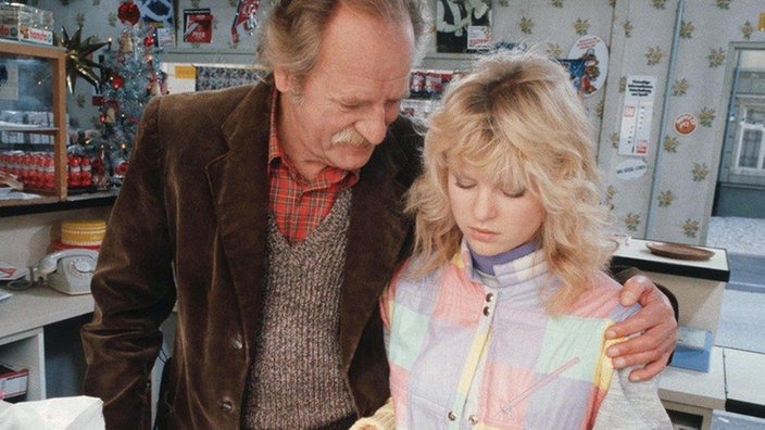 Bei Gottlieb (Fritz Bachschmidt) und Tanja (Sybille Waury) will sich die weihnachtliche Stimmung einfach nicht einstellen.
