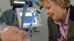 Bei Helga (Marie-Luise Marjan) macht sich Hoffnung breit: Erich (Bill Mockridge) geht es anscheinend besser.