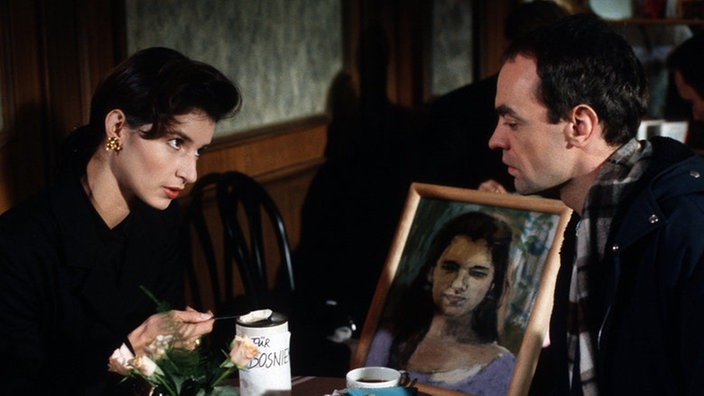 Bei ihrem Besuch in der Lindenstraße trifft Dominique (Brigitte Annessy) auch auf Matthias (Manfred Schwaabe).