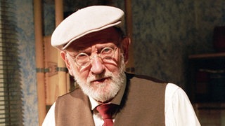 Bei ihrem Stelldichein werden Lisa und Olli plötzlich durch Türgeräusche aufgeschreckt, und verstecken sich. Hubert (Robert Zimmerling) kommt zum Blumengießen...