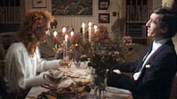 Bei Kerzenlicht und Schaumwein stellt sich sogar bei den Kronmayrs Harmonie ein.