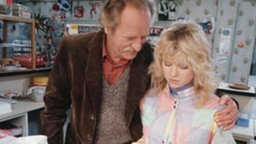 Bei Opa Griese (Fritz Bachschmidt) denkt Tanja nochmal über alles nach.
