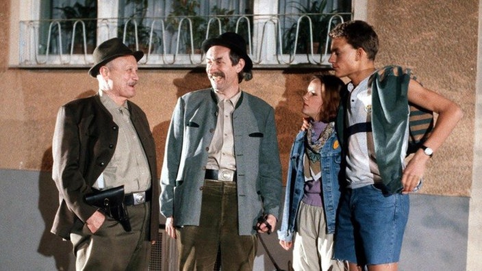 Beim Spaziergang treffen Kornelia (Nina Vorbrodt) und Benny (Christian Kahrmann, rechts) auf Onkel Franz (Martin Rickelt, links) und seinen Freund Hilmar (Helmut Ehmig), die als Bürgerwehr patroullieren.