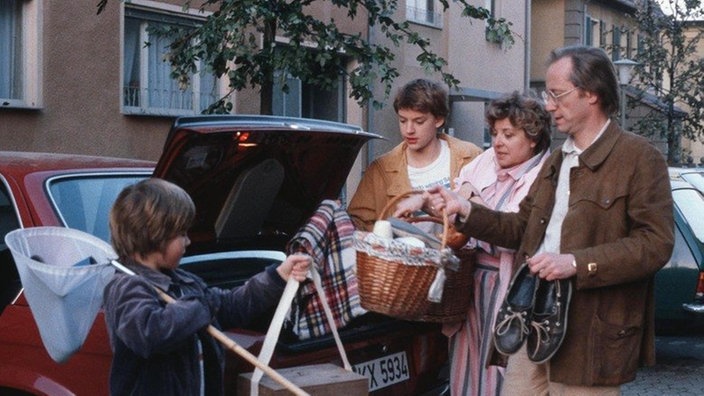 Beimers machen sich auf den Weg zu ihrem Haus in Baldham (v.l.: Moritz A. Sachs, Christian Kahrmann, Marie-Luise Marjan und Joachim Hermann Luger).