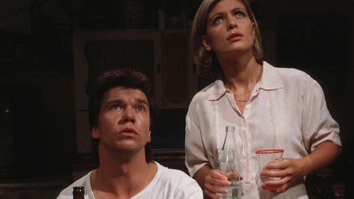 Benno (Bernd Tauber) und Gabi (Andrea Spatzek) hören seltsame Geräusche aus der Wohnung über ihnen.