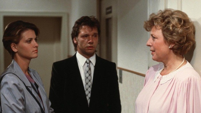 Benno (Bernd Tauber) und Gabi (Andrea Spatzek, links) kommen zu Helga (Marie-Luise Marjan) um herauszufinden, ob sie und ihre Familie Bennos Auszug fordern.