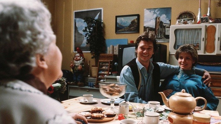 Benno (Bernd Tauber) und Gabi (Andrea Spatzek, rechts) sind glücklich und freuen sich über Lydias (Tilli Breidenbach) Besuch.