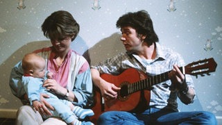 Benno (Bernd Tauber) und Gabi (Andrea Spatzek) singen ein Schlaflied für Max.