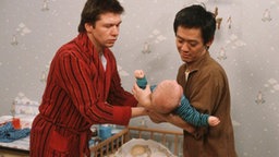Benno und Gung halten Max hoch