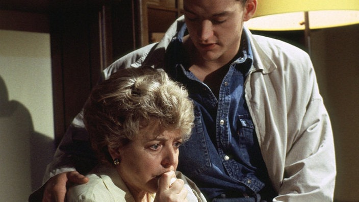 Benny (Christian Kahrmann) beruhigt Helga (Marie-Luise Marjan): Er wird mit Klausi ein klärendes Wort reden.
