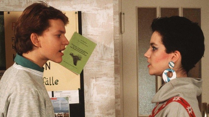 Benny (Christian Kahrmann) hat noch immer Liebeskummer und streitet sich mit Beate (Susanne Gannott) im Treppenhaus.