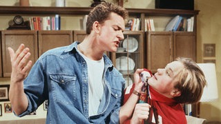 Benny (Christian Kahrmann, links) verprügelt Klausi (Moritz A. Sachs), weil der das Schlagzeug seines großen Bruders verkauft hat.
