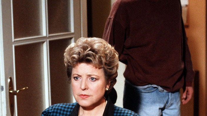 Benny (Christian Kahrmann) macht Helga (Marie-Luise Marjan) heftige Vorwürfe, weil diese den Scheidungstermin mit Hans hat platzen lassen.