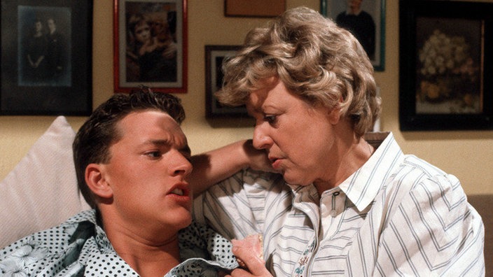 Benny (Christian Kahrmann) setzt sein Zivildienst sehr zu. Helga (Marie-Luise Marjan) versucht zu trösten.