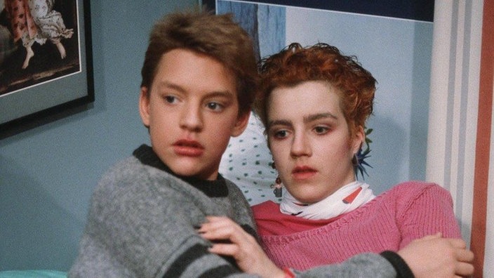 Benny (Christian Kahrmann) und Beate (Susanne Gannott) werden beim Knutschen überrascht.