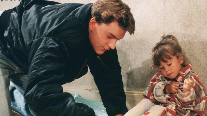 Benny (Christian Kahrmann) und die kleine Sarah (Julia Stark) verstehen sich ausgesprochen gut.