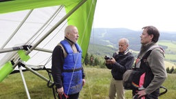Bereit zum Abheben: Fluglehrer Singer (Dirk Greis, rechts) weist Erich (Bill Mockridge, links) in die Kunst des Fliegens ein. Hajo (Knut Hinz) hält das Ganze mit der Kamera fest...