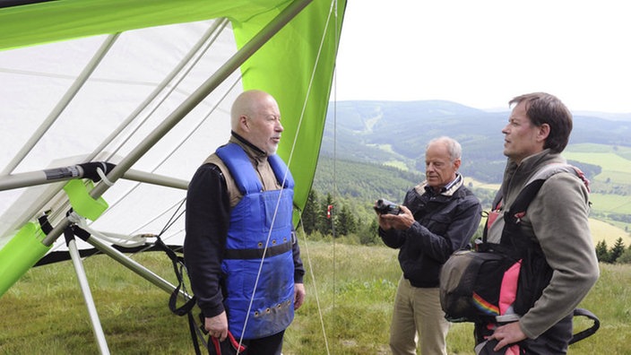 Bereit zum Abheben: Fluglehrer Singer (Dirk Greis, rechts) weist Erich (Bill Mockridge, links) in die Kunst des Fliegens ein. Hajo (Knut Hinz) hält das Ganze mit der Kamera fest...