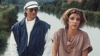 Berta Griese (Ute Mora) auf der Suche nach ihrem Mann Gottlieb. Ein holländischer Schiffer (Ad Hoeymans) hilft ihr.