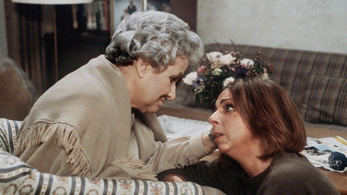 Berta Griese (Ute Mora) macht ihrer Mutter Lydia Nolte (Tilli Breitenbach) ein trauriges Geständnis.