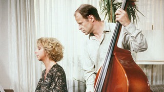 Berta Griese (Ute Mora) und Herr Scholz (Knut Hinz) musizieren gemeinsam.