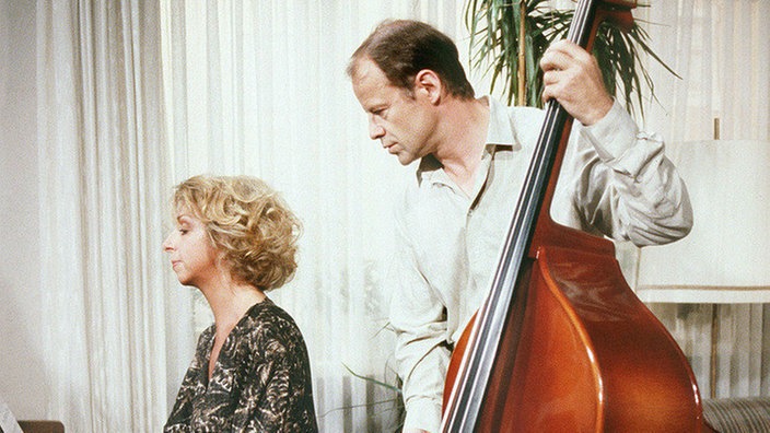 Berta Griese (Ute Mora) und Herr Scholz (Knut Hinz) musizieren gemeinsam.