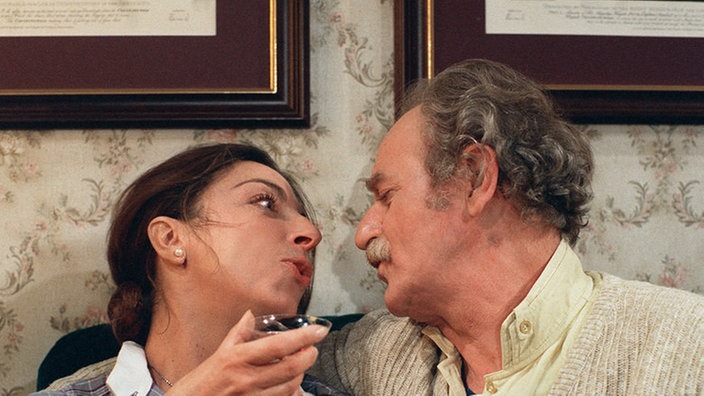 Berta Nolte (Ute Mora) und Gottlieb Griese (Fritz Bachschmidt) genießen ihr gemütliches Beisammensein.