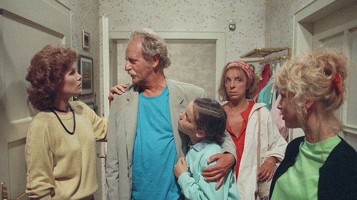 Berta und Gottlieb Griese kehren von ihrer Schiffsreise zurück (v.l.: Monika Woytowicz, Fritz Bachschmidt, Selma Baldursson, Ute Mora, Sybille Waury).
