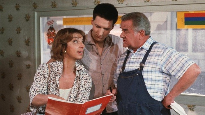 Berta (Ute Mora) bespricht mit Robert (Martin Armknecht) und Egon (Wolfgang Grönebaum, rechts) die Kiosk-Einrichtung.