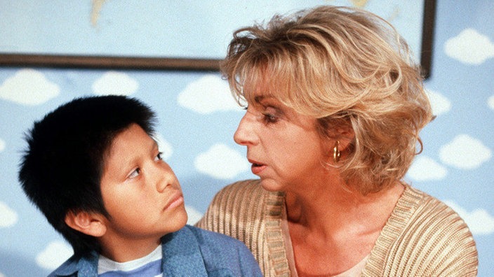Berta (Ute Mora) drängt Manoel (Marcel Komissin) zur Schule zu gehen.