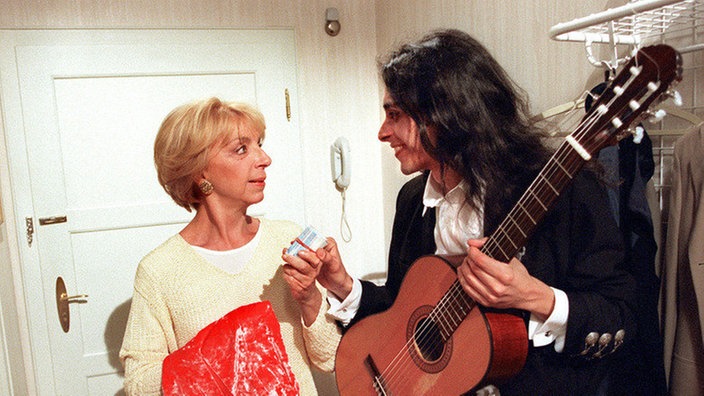Berta (Ute Mora) fühlt sich geschmeichelt: Der feurige Pedro (Daniel Rodrigez) macht ihr schöne Augen.